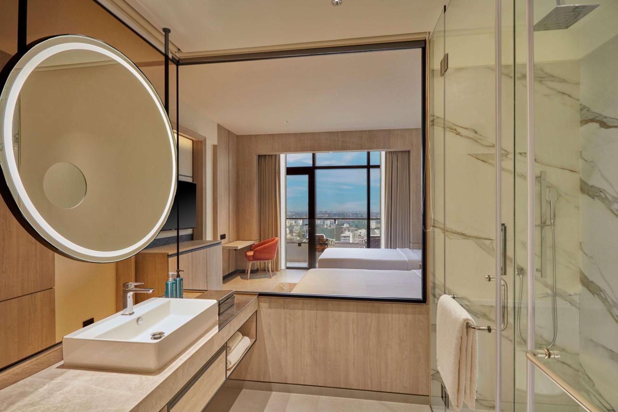 Hilton Gurugram Baani City Centre غورغاون المظهر الخارجي الصورة
